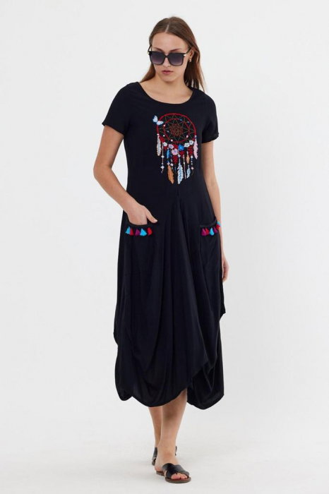 Rochie neagra in colturi cu broderie Dreamcatcher si ciucuri, din vascoza
