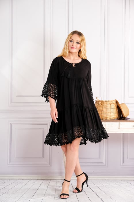 Rochie neagra midi boho chic cu aplicatie din dantela si volane