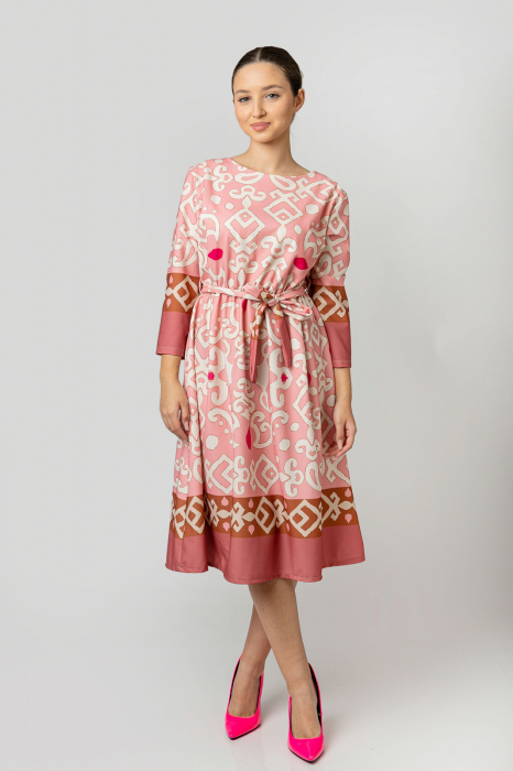 Rochie office roz somon cu imprimeuri geometrice crem si cordon in talie