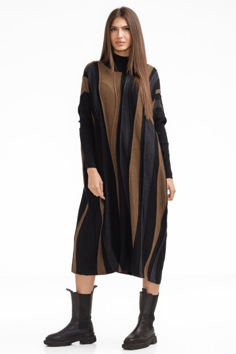 Rochie oversize tricotata cu dungi unduitoare si croi lejer, negru-camel