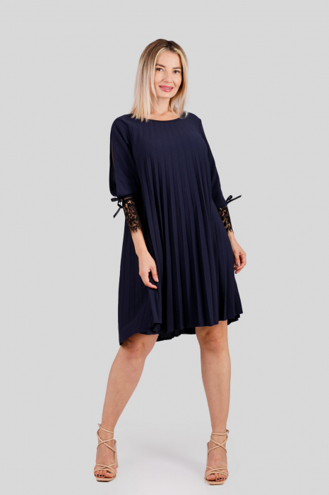 Rochie plisata bleumarin cu insertie de dantela