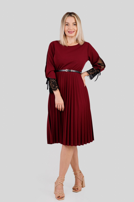 Rochie plisata grena cu dantela si curea in talie