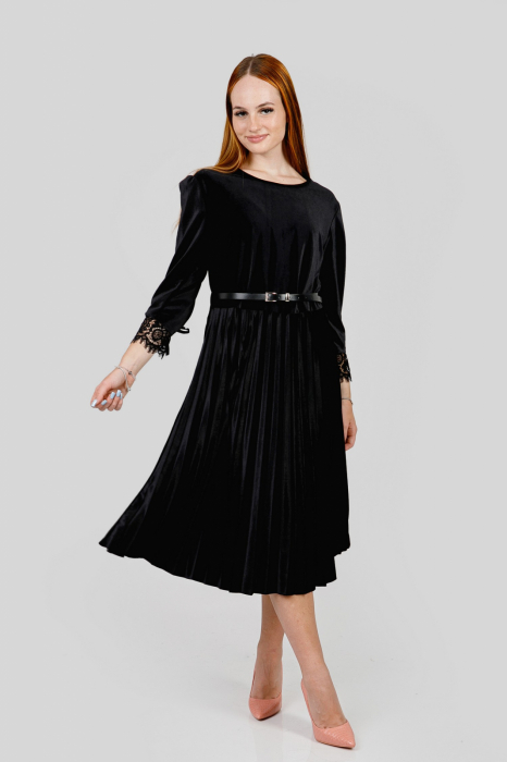 Rochie plisata neagra din catifea cu dantela si curea in talie