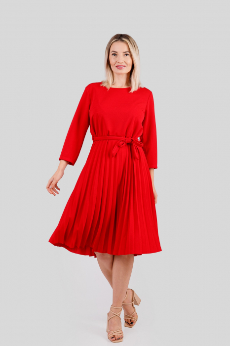 Rochie plisata rosie cu maneci trei sferturi si cordon in talie