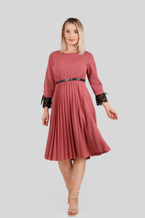 Rochie plisata roz somon cu dantela si curea in talie
