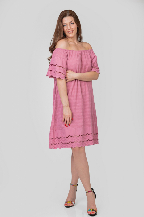 Rochie roz cu detaliu perforat