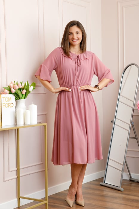 Rochie roz pudrat vaporoasa cu elastic in talie si volanas la decolteu Allegra