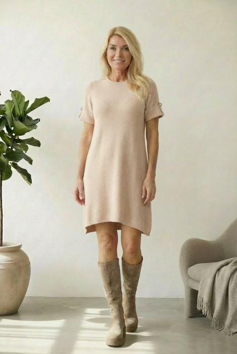 Rochie scurta A-line tricotata, cu maneca scurta si nasture decorativ, bej