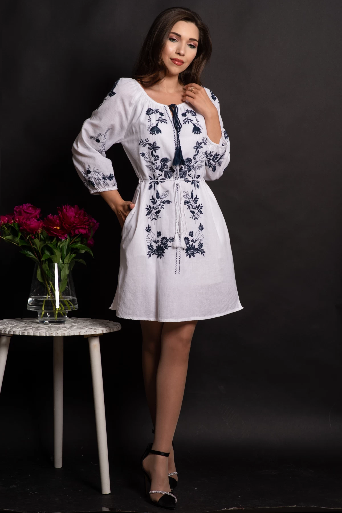Rochie scurta traditionala din in Briseida cu broderie florala