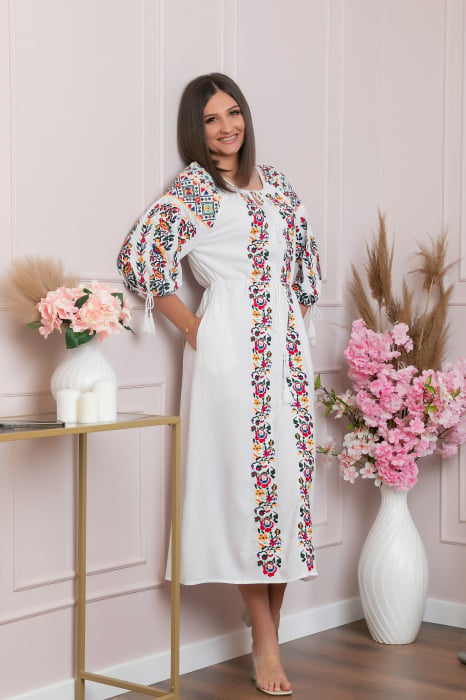 Rochie traditionala alba cu model floral tricolor Malina