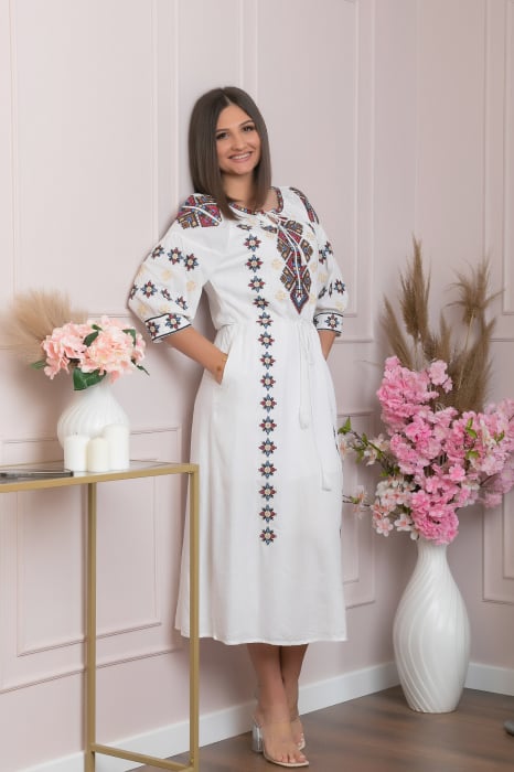 Rochie traditionala alba cu model geometric multicolor Viorela 01