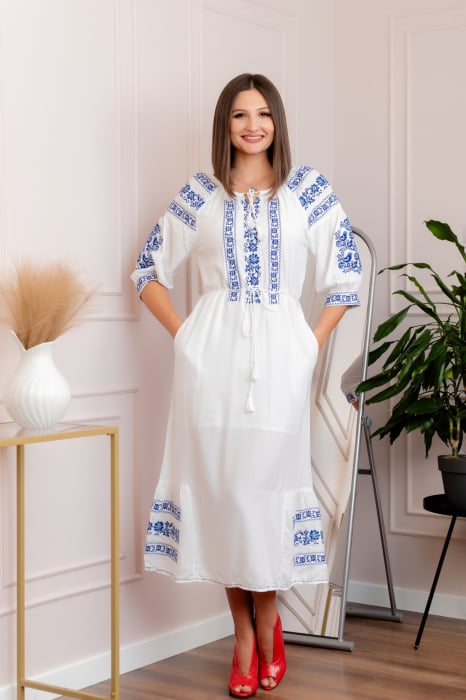 Rochie traditionala alba cu motiv floral albastru Viorica