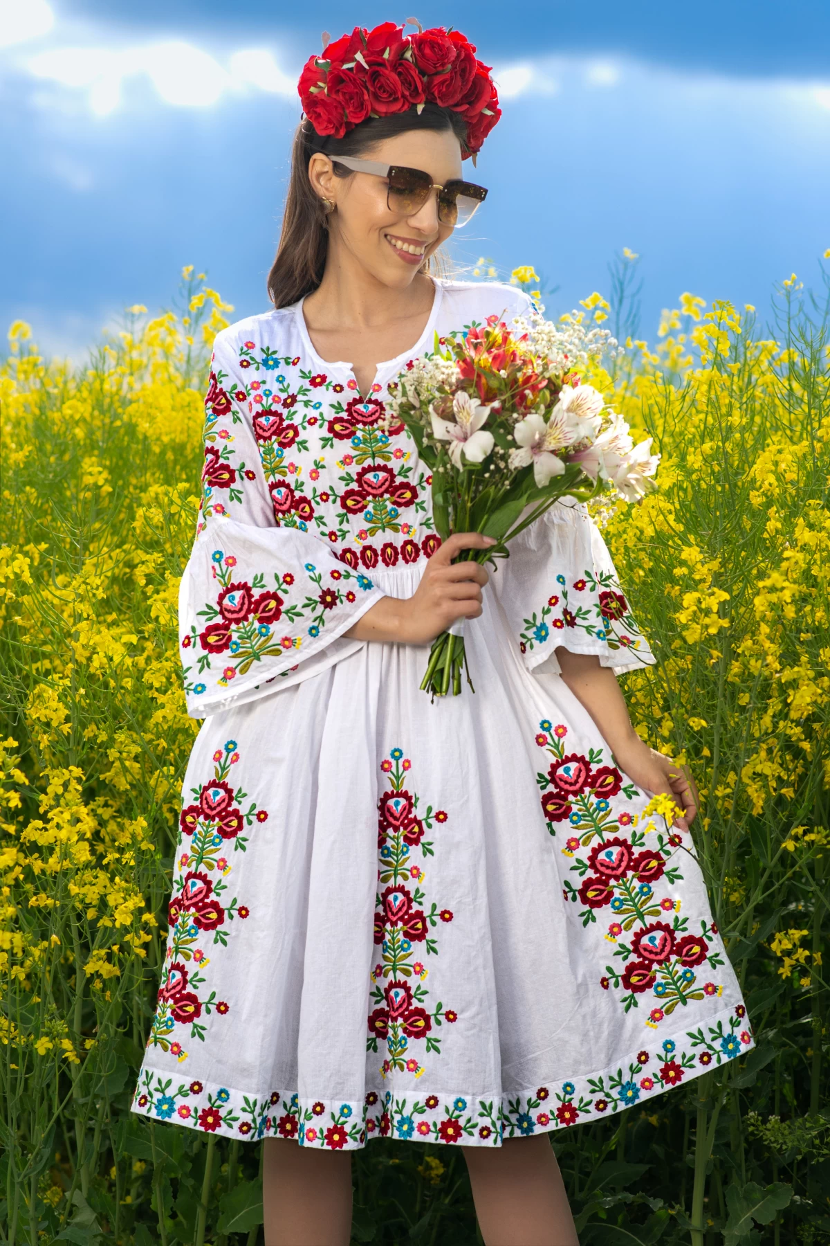 Rochie traditionala alba Irinuca in clos cu broderie viu colorata