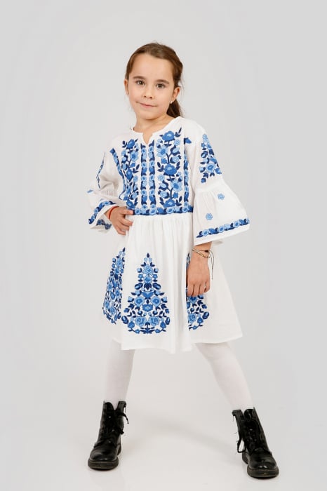 Rochie traditionala alba pentru fetite cu motiv floral albastru Sofia