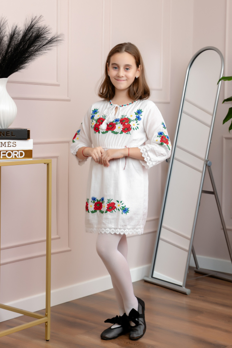Rochie traditionala alba pentru fetite cu motiv floral rosu Aurora