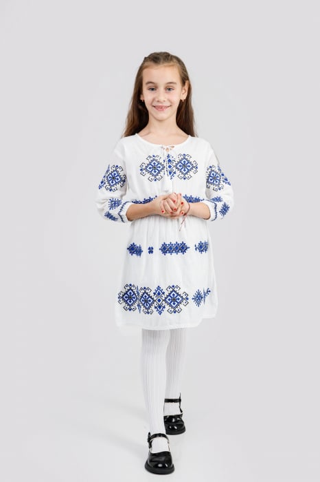 Rochie traditionala alba pentru fetite cu motiv geometric albastru Doris 01