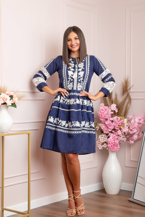Rochie traditionala bleumarin cu model floral alb Ema 02