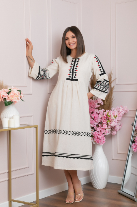 Rochie traditionala crem cu model floral negru Delia