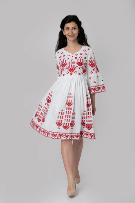 Rochie traditionala evazata alba cu motiv geometric rosu Carla