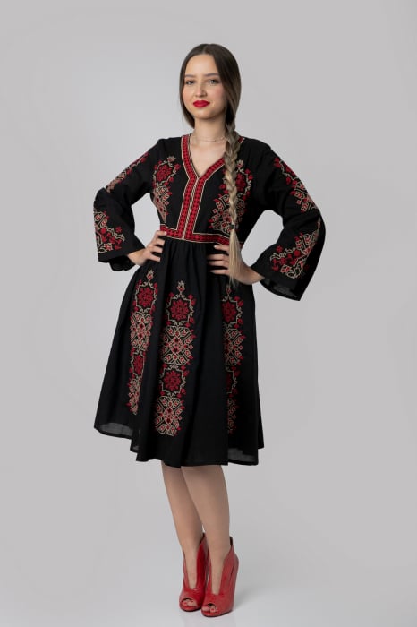 Rochie traditionala evazata neagra cu motiv floral rosu Ileana
