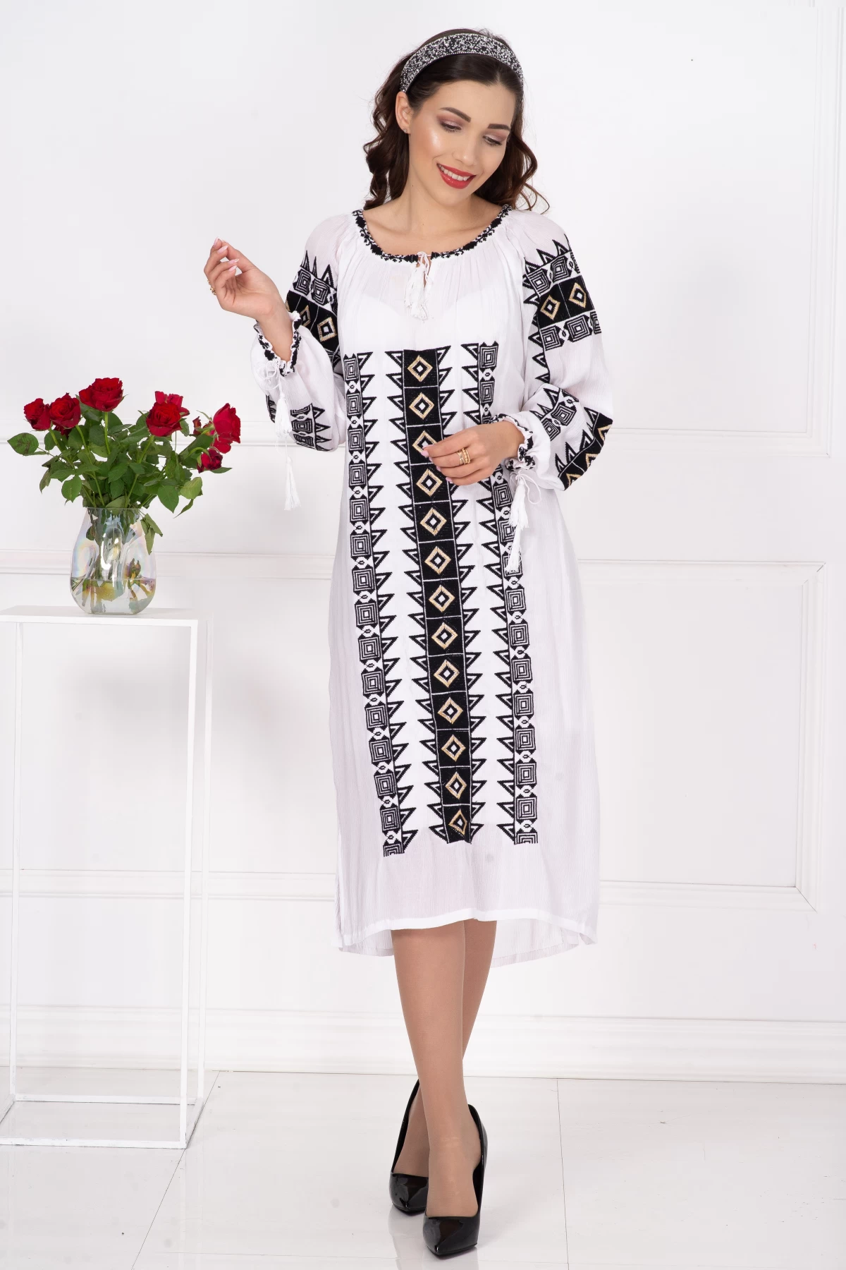Rochie traditionala midi alba Adriana cu broderie neagra