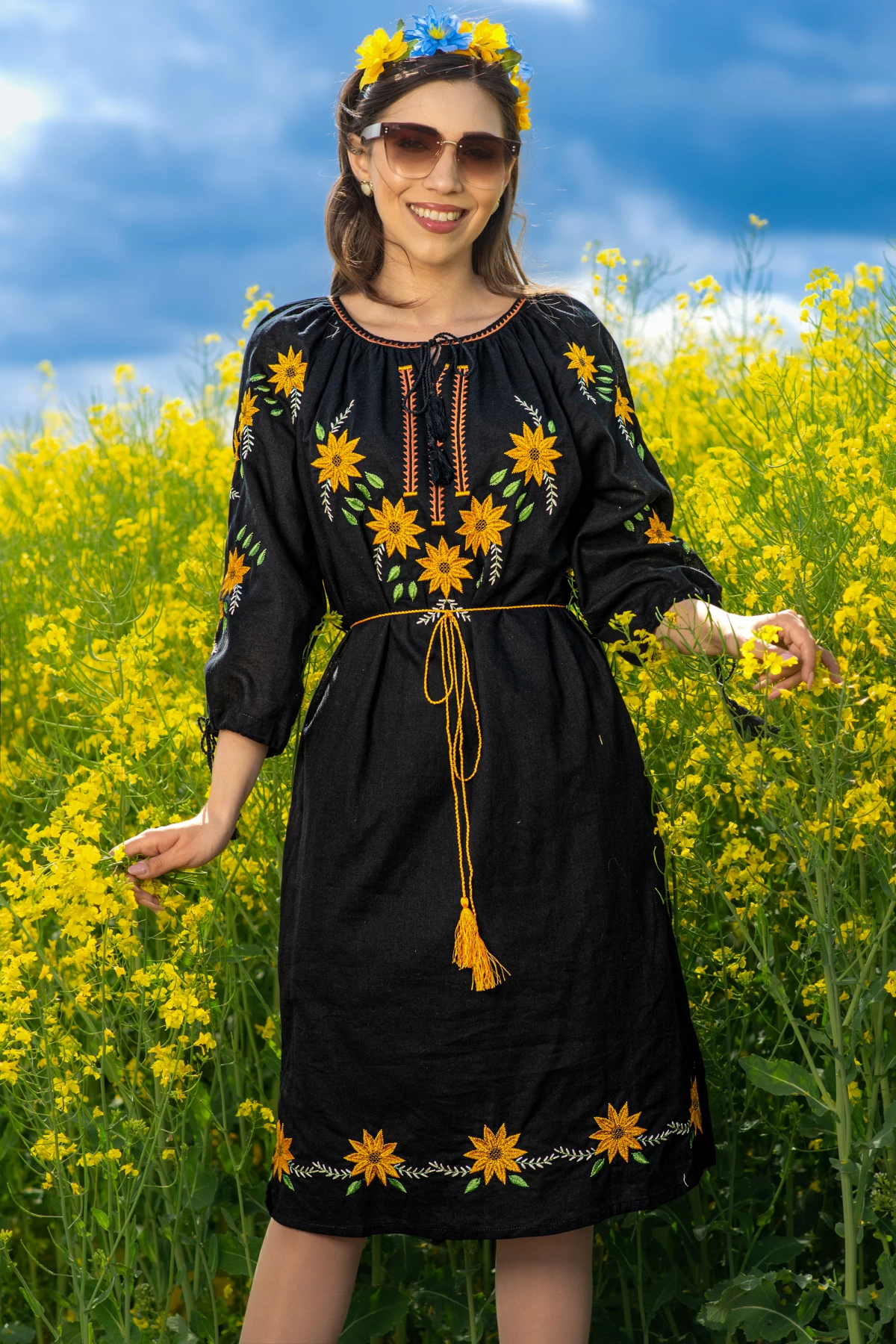 Rochie traditionala neagra Alessia din bumbac cu broderie florala