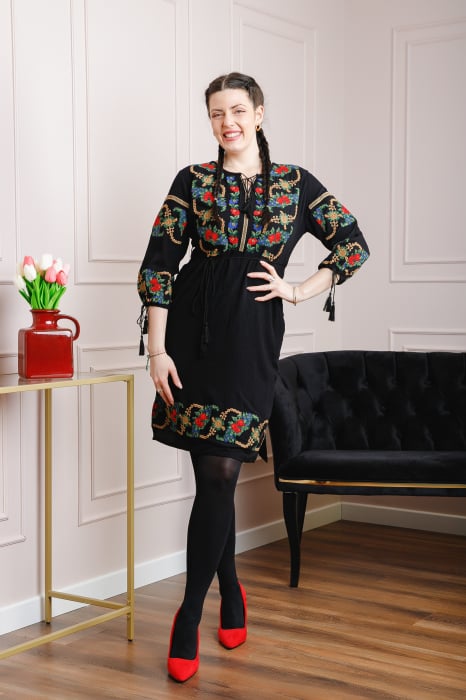 Rochie traditionala neagra cu motiv floral multicolor Afrodita 03