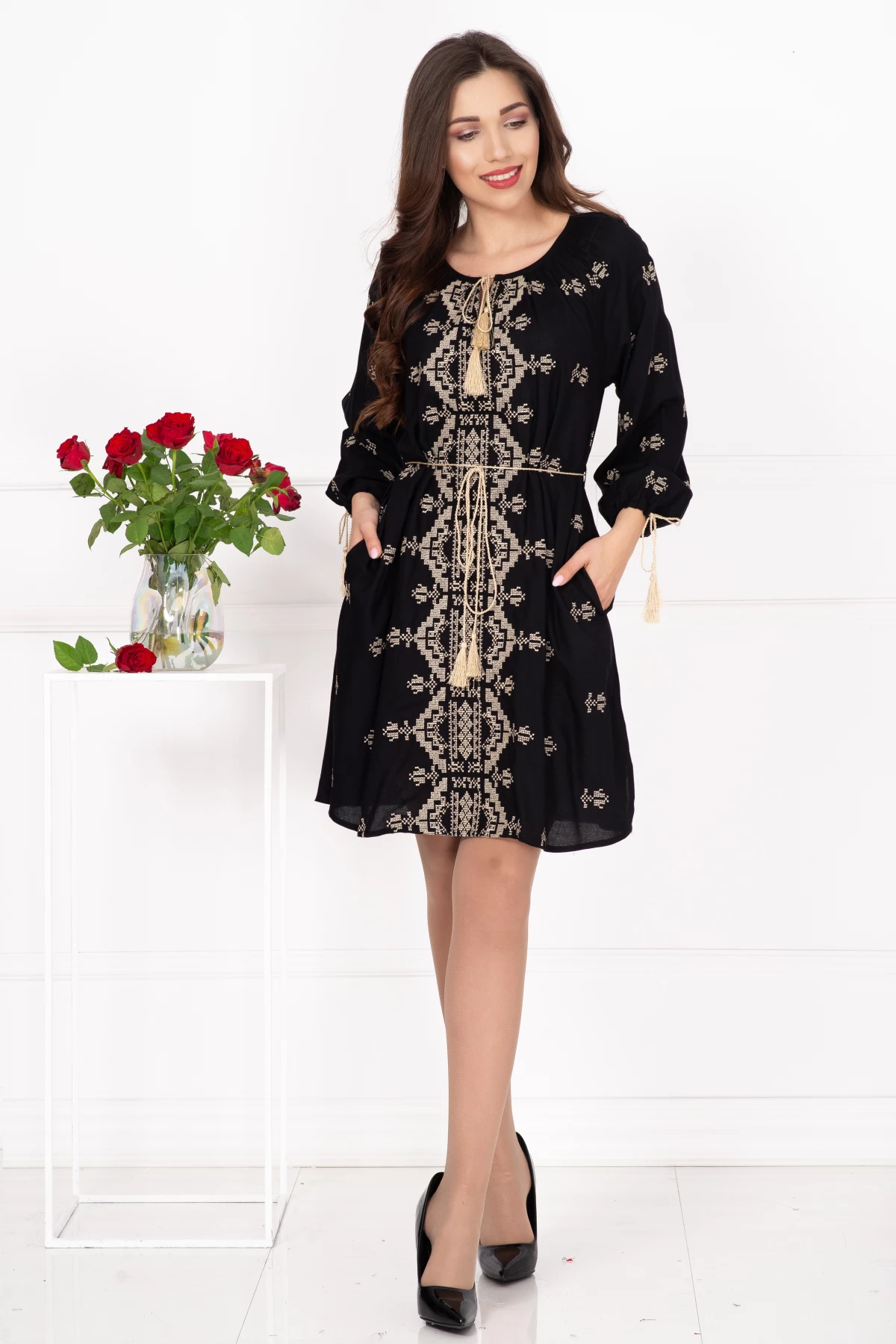 Rochie traditionala neagra Hortensia cu broderie geometrica bej