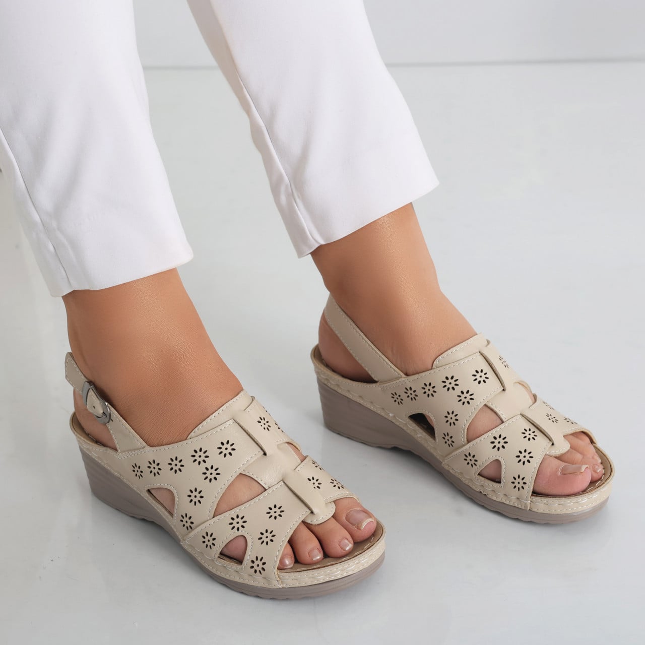 Sandale dama cu platforma Bej din Piele Ecologica Darosa - poza 2
