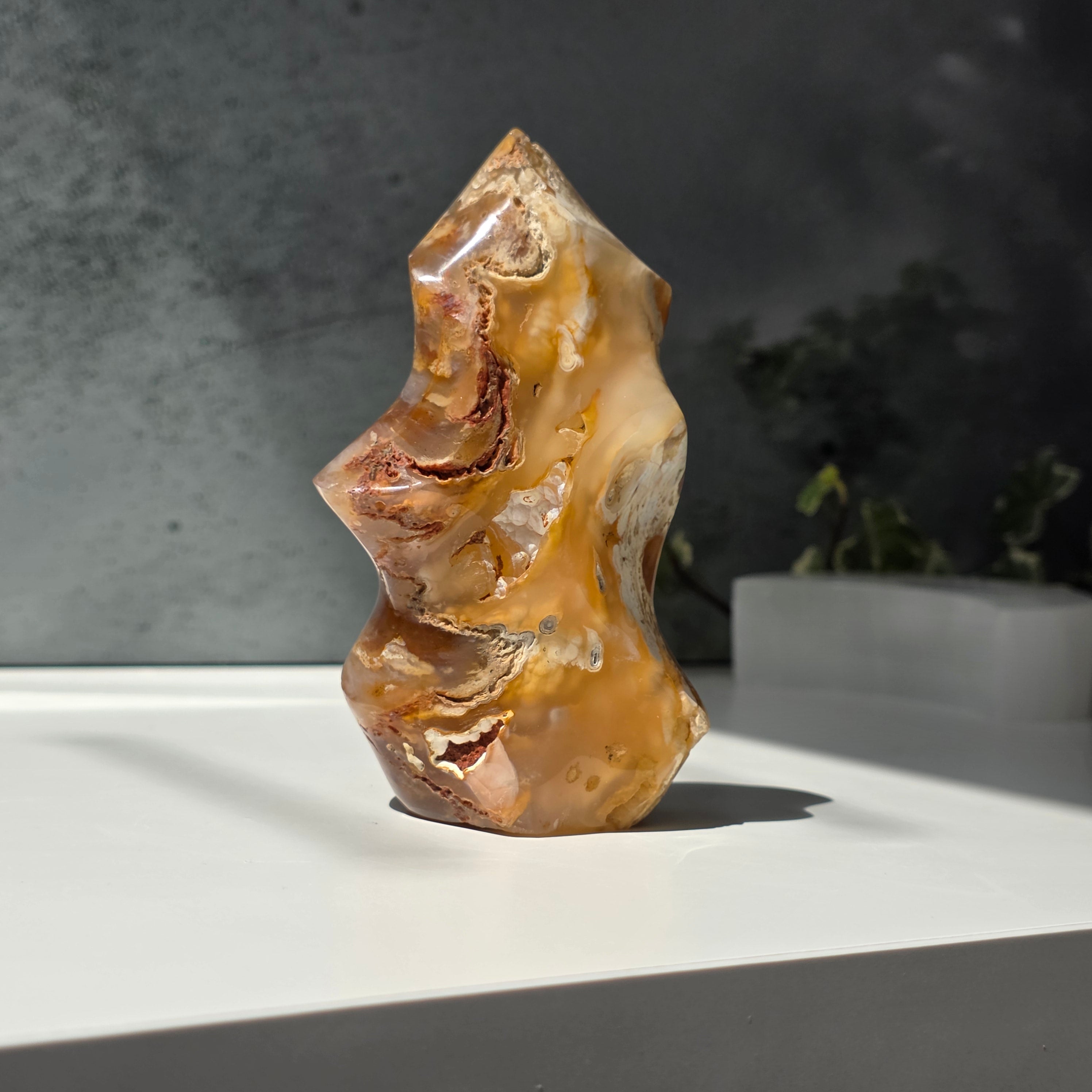 Sculptura forma flacara din agat m1