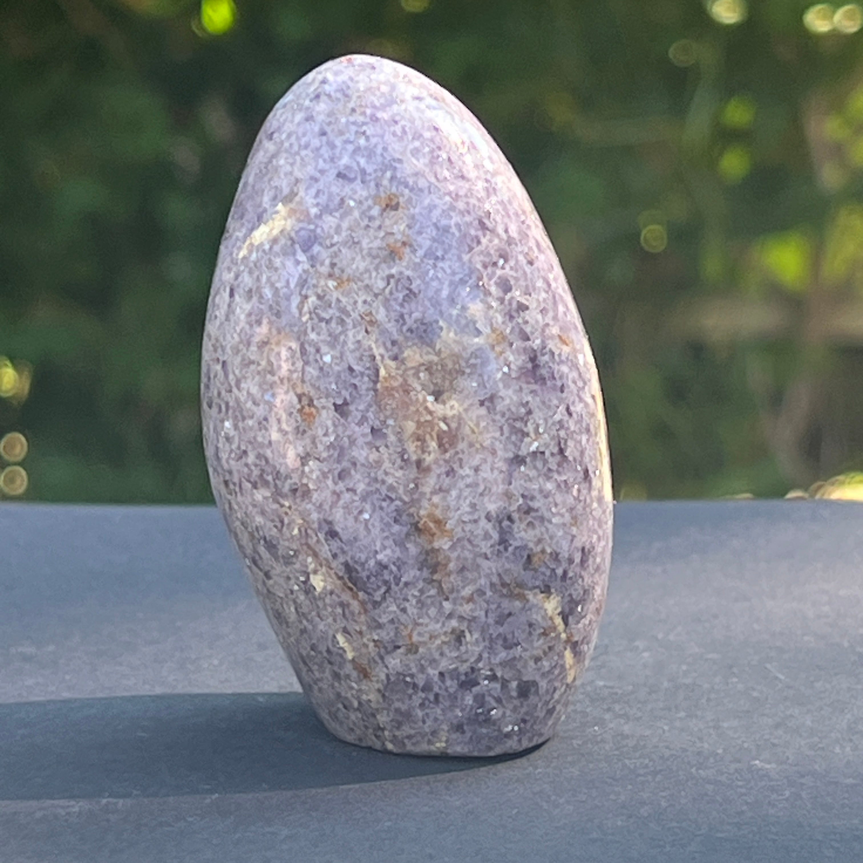 Sculptura Lepidolit forma libera | Model 2
