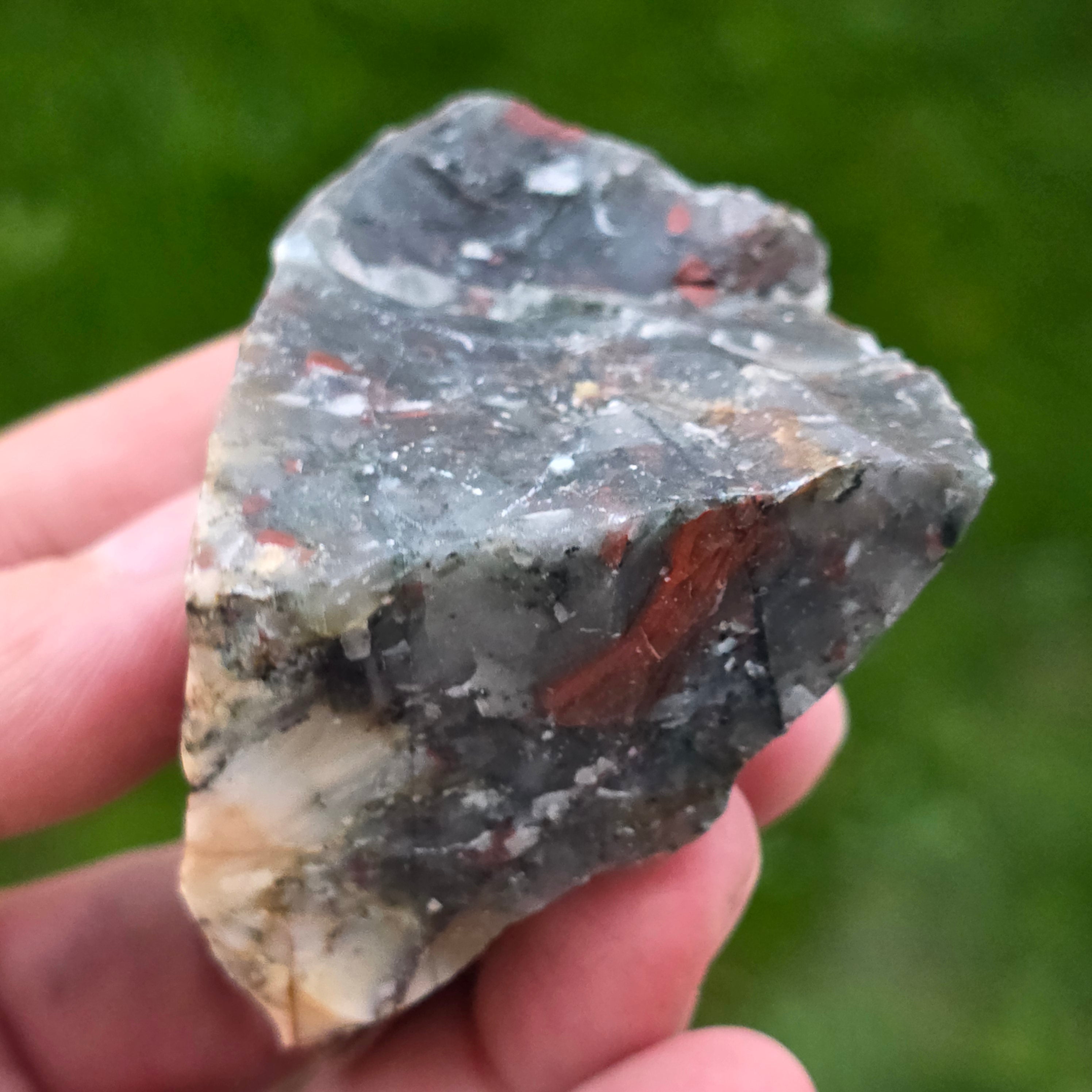 Seftonit piatra sangelui bruta model 17