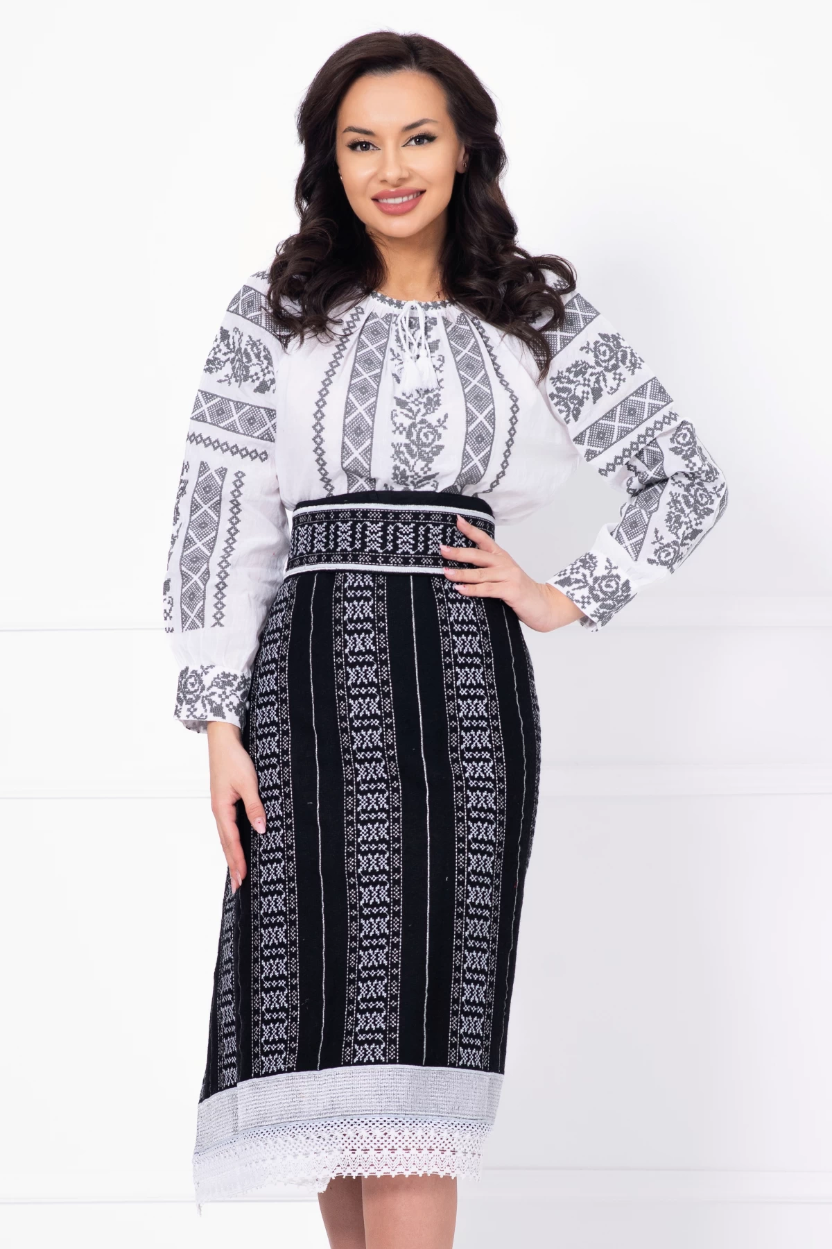 Set catrinta si brau traditional cu broderie argintie