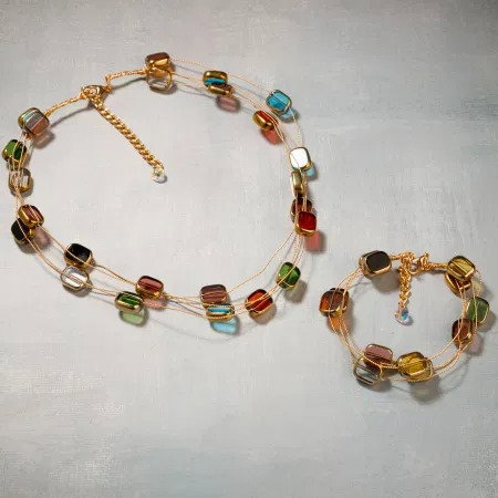 Set colier delicat cu elemente colorate tip murano pe fire fine aurii si bratara