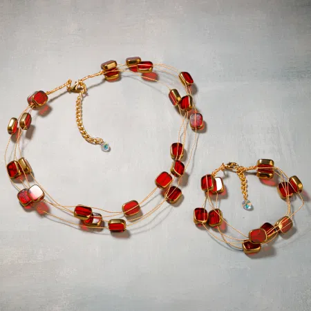 Set colier delicat cu elemente rosii din sticla tip murano pe fire fine aurii si bratara
