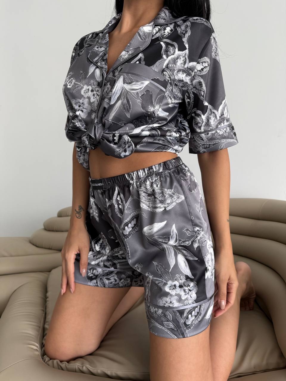 Set pijama dama din doua piese, cu nasturi – 2500099, Gri Floral - poza 5