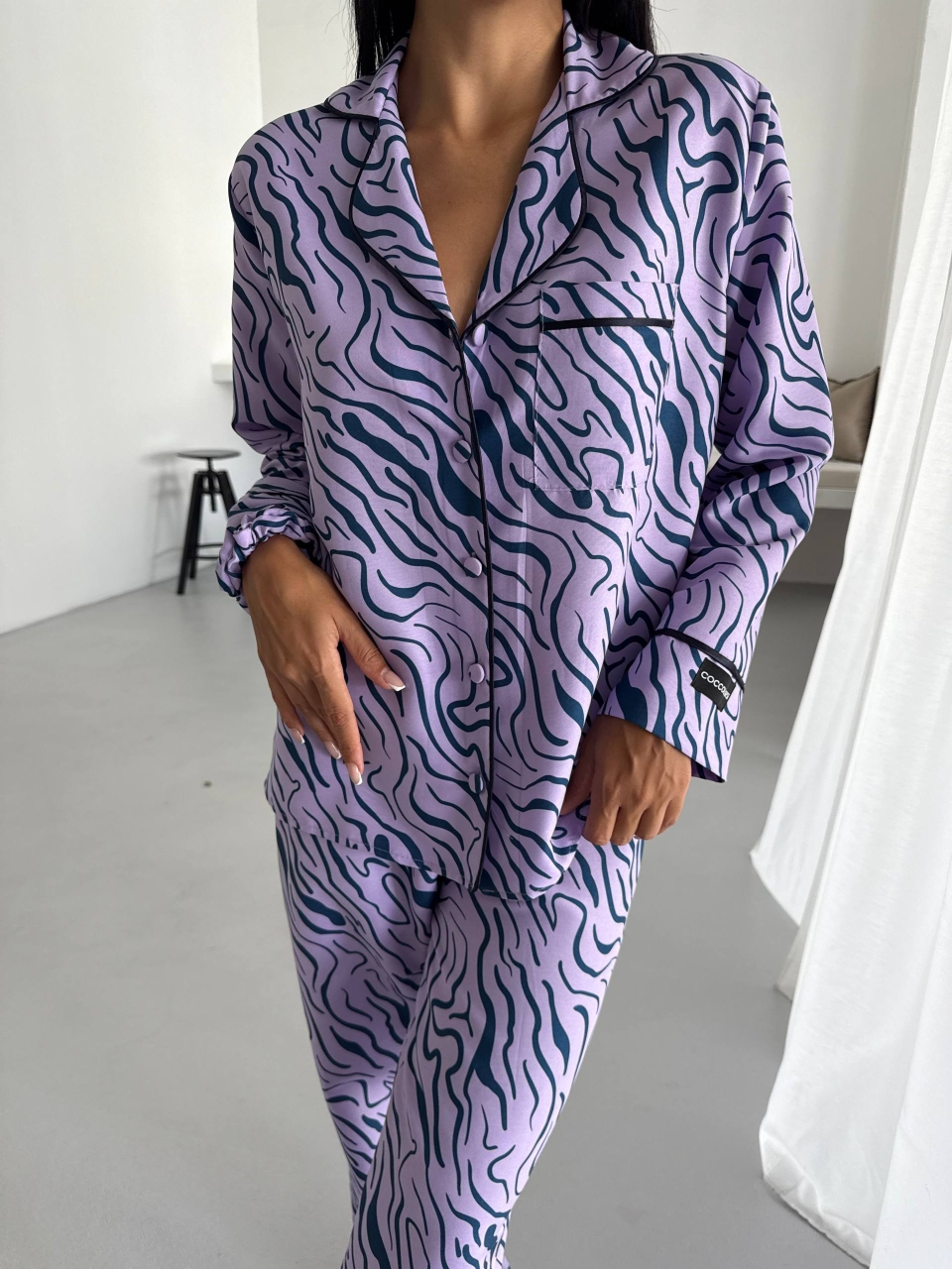 Set pijama dama din doua piese, cu nasturi – 2500282, Lila cu imprimeu abstract - poza 5