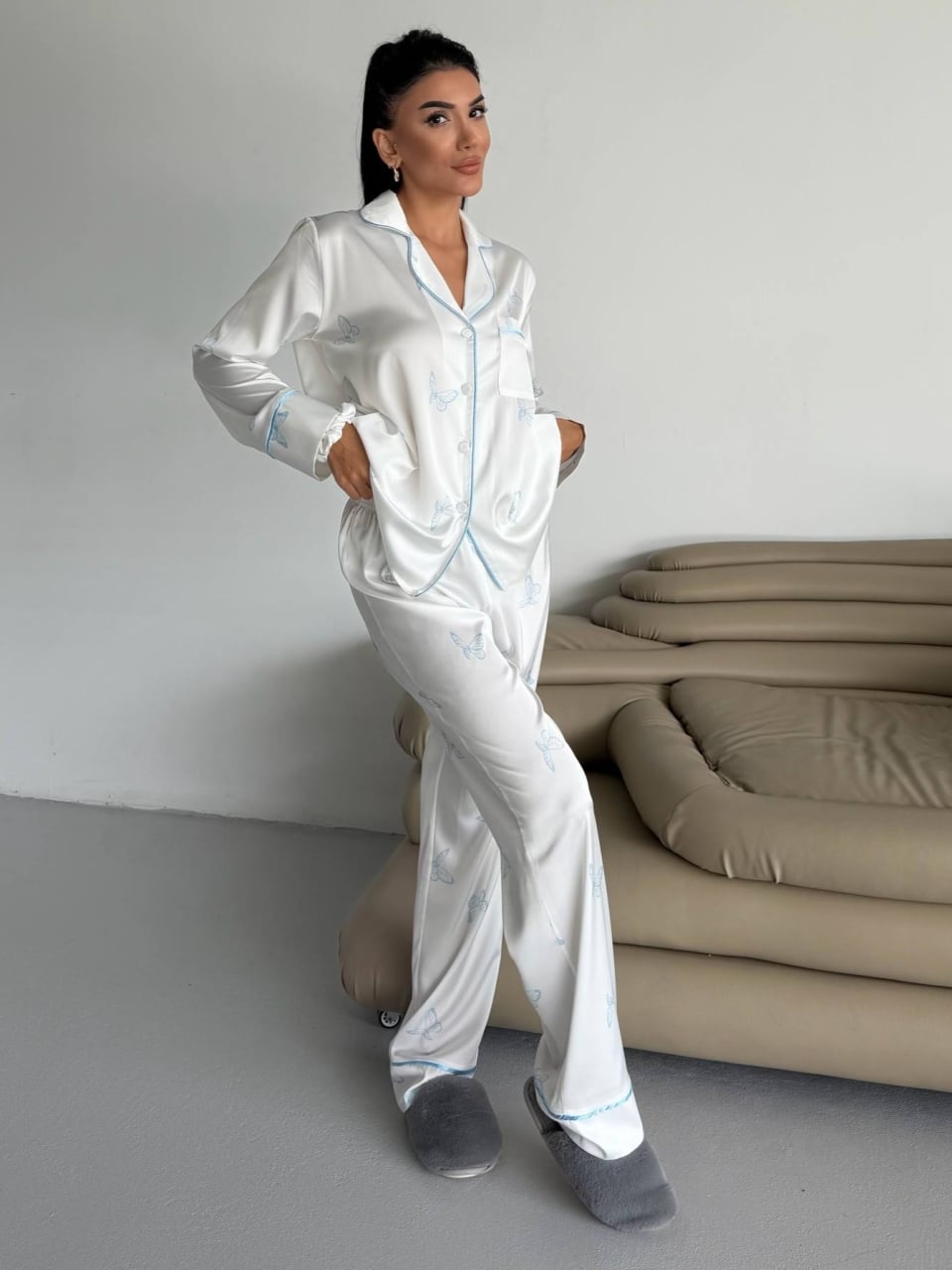 Set pijama dama din doua piese, cu nasturi – 2500340, Alb cu fluturi - poza 1