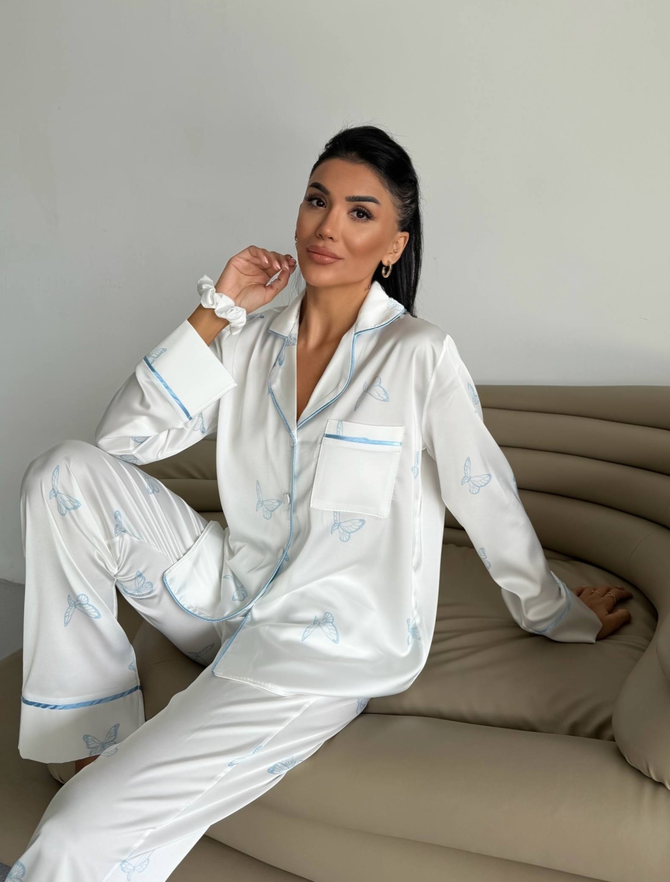 Set pijama dama din doua piese, cu nasturi – 2500340, Alb cu fluturi - poza 4
