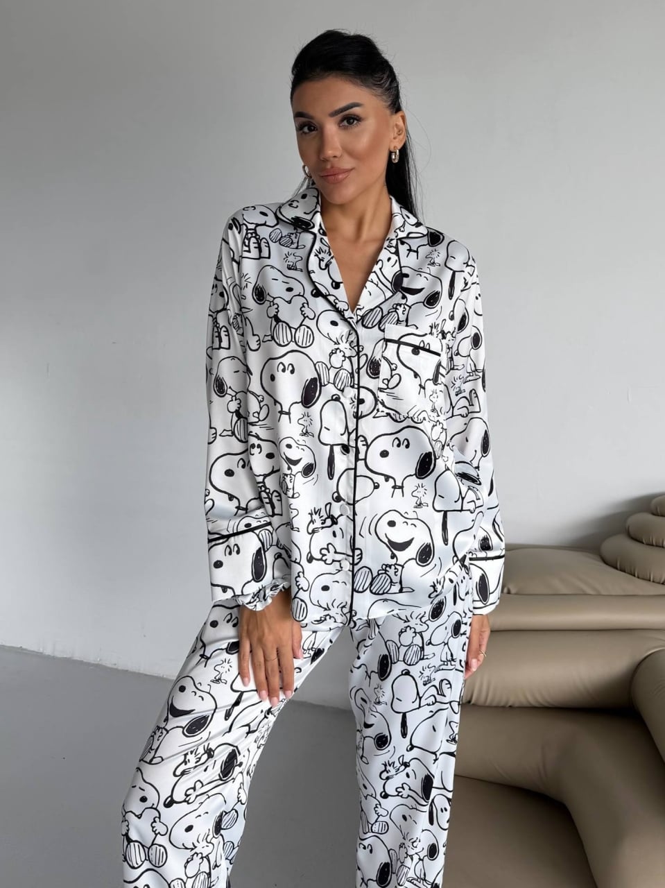 Set pijama dama din doua piese, cu nasturi – 2600019, Model Snoopy - poza 1