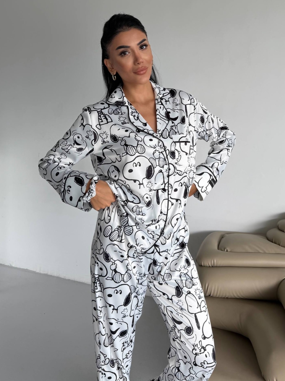 Set pijama dama din doua piese, cu nasturi – 2600019, Model Snoopy - poza 2