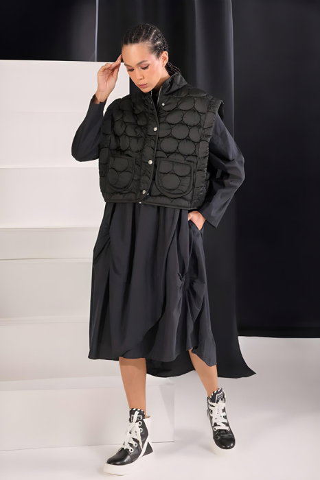 Set rochie neagra oversize cu guler tip camasa si vesta matlasata