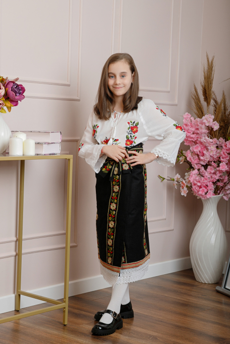 Set traditional catrinta si brau pentru fetite cu broderie aurie Sonia 02