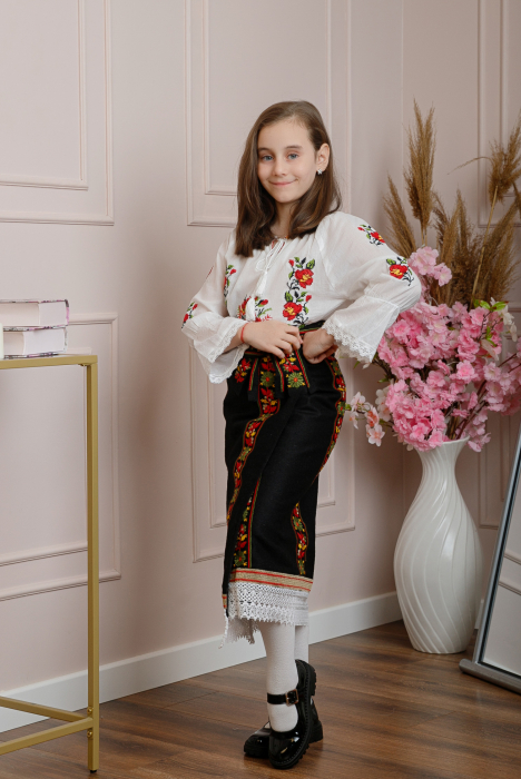 Set traditional catrinta si brau pentru fetite cu broderie rosie Sonia 01