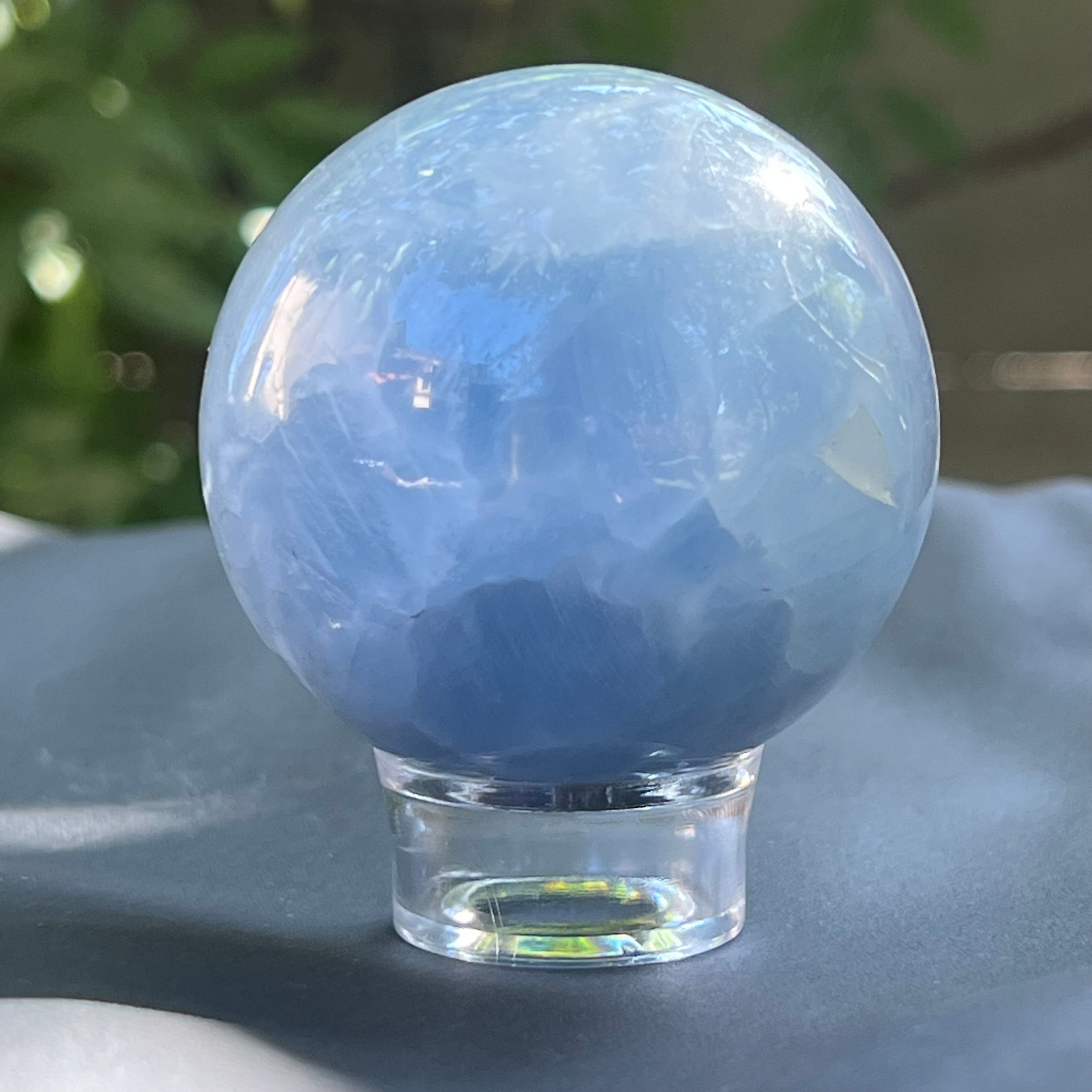 Sfera calcit albastru 5.6 cm din Madagascar model 1