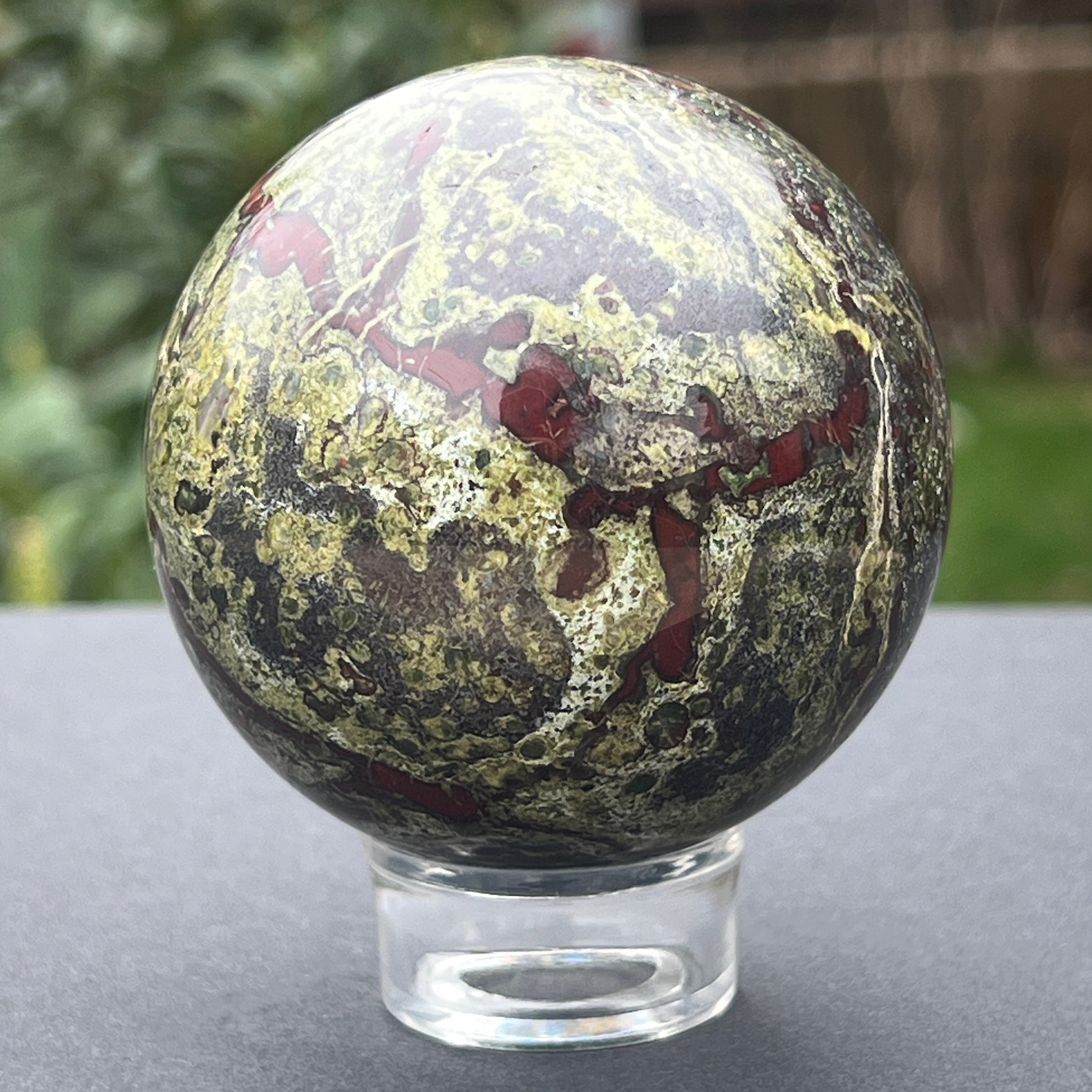 Sfera piatra sangele dragonului (epidot&piedmontit) model 1