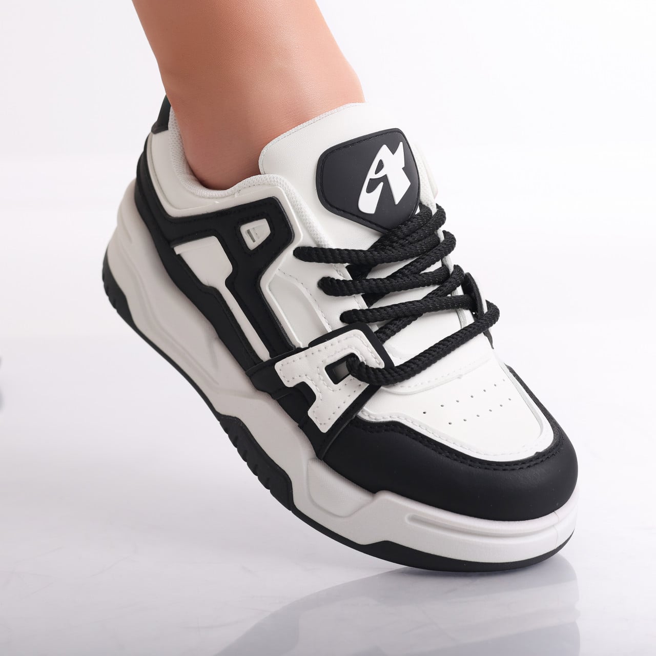 Sneakers dama ALB/Negri din Piele Ecologica Yuridia - poza 1