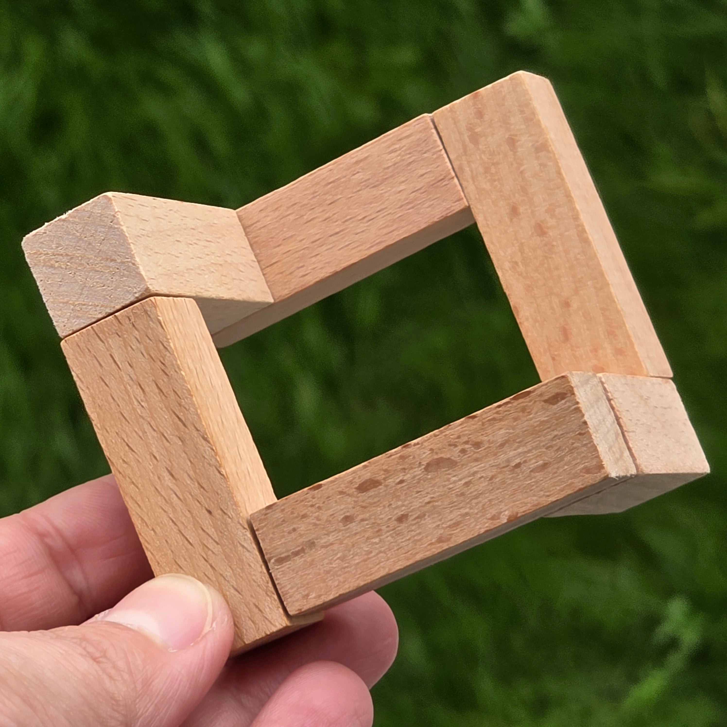 Suport geometric din lemn pentru cristale și sfere