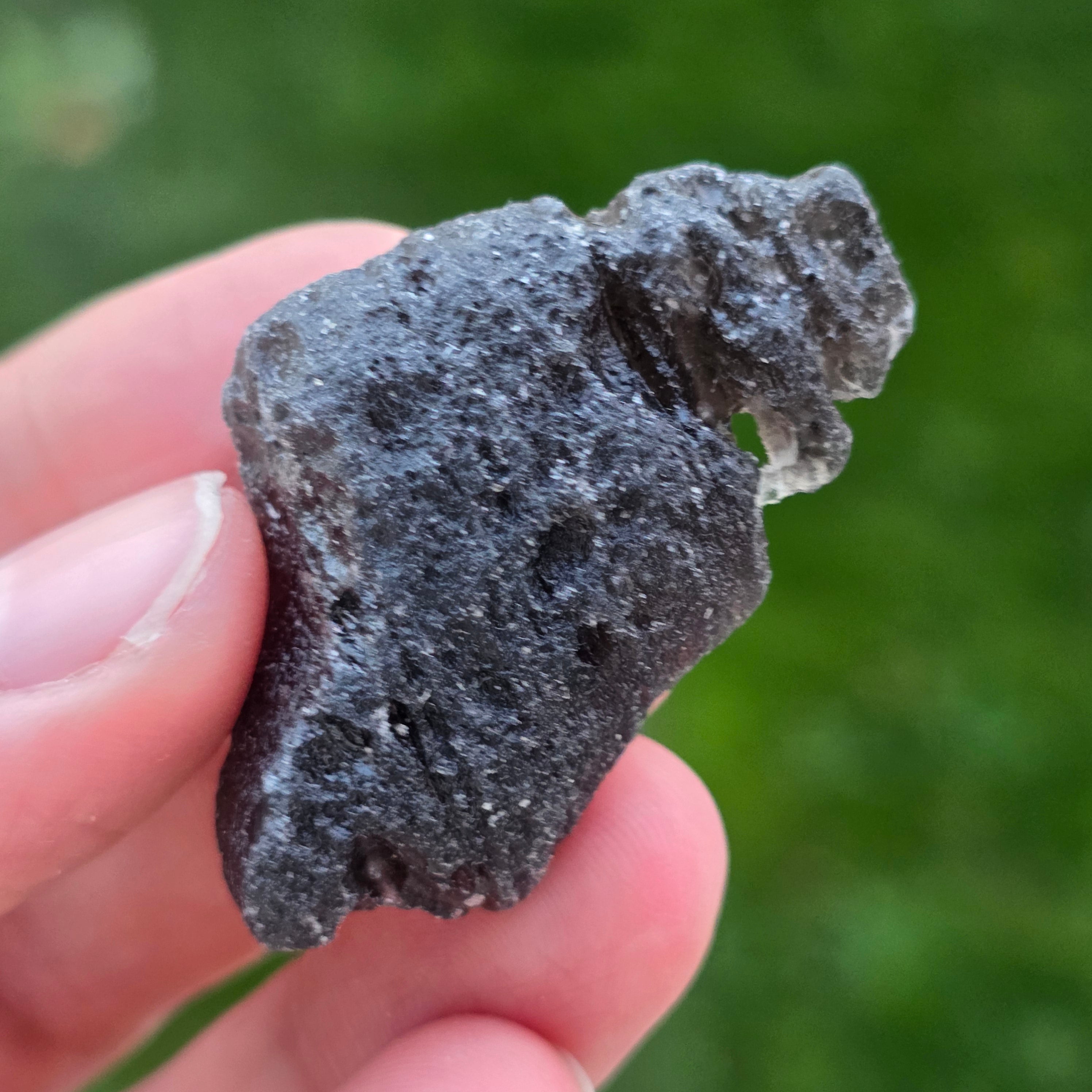 Tectita neagra, meteorit piatra bruta, tektit m10