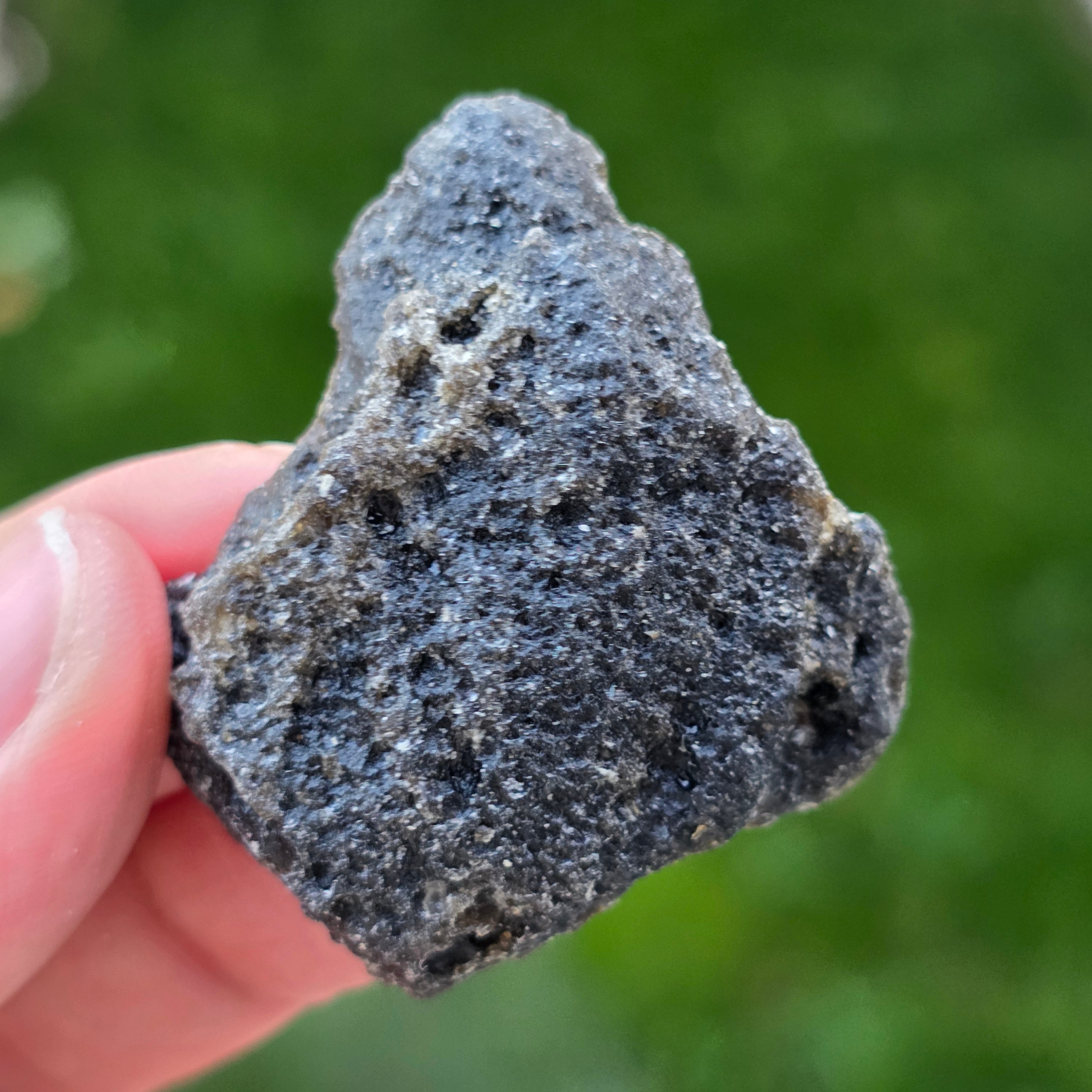 Tectita neagra, meteorit piatra bruta, tektit m4